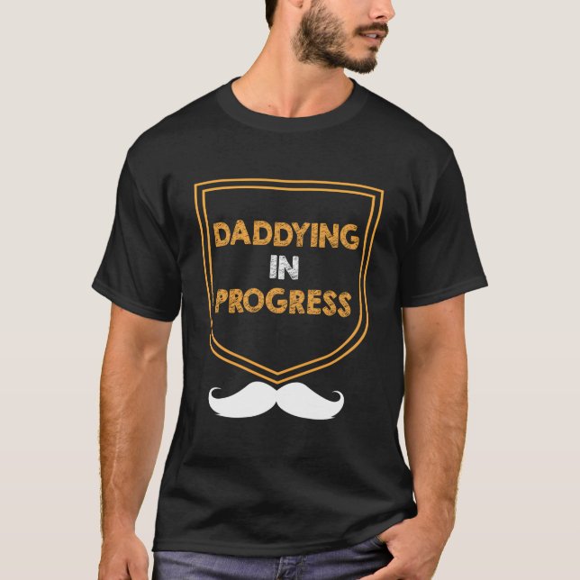 Camiseta Daddying In Progress Husband Parents Mister Mom Da (Frente)
