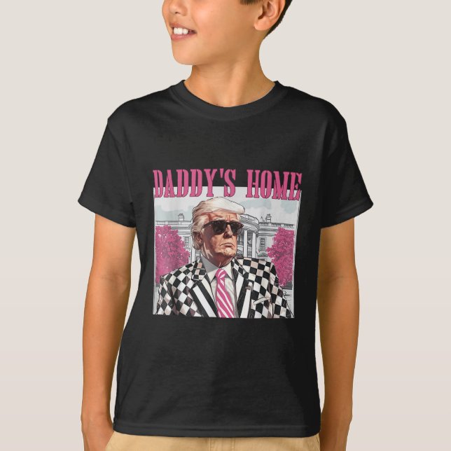 Camiseta Daddys Home Trump Pink 2024 (Frente)