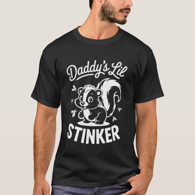 Camiseta Daddy's Lil Stinker Cute Skunk Retro (Frente)