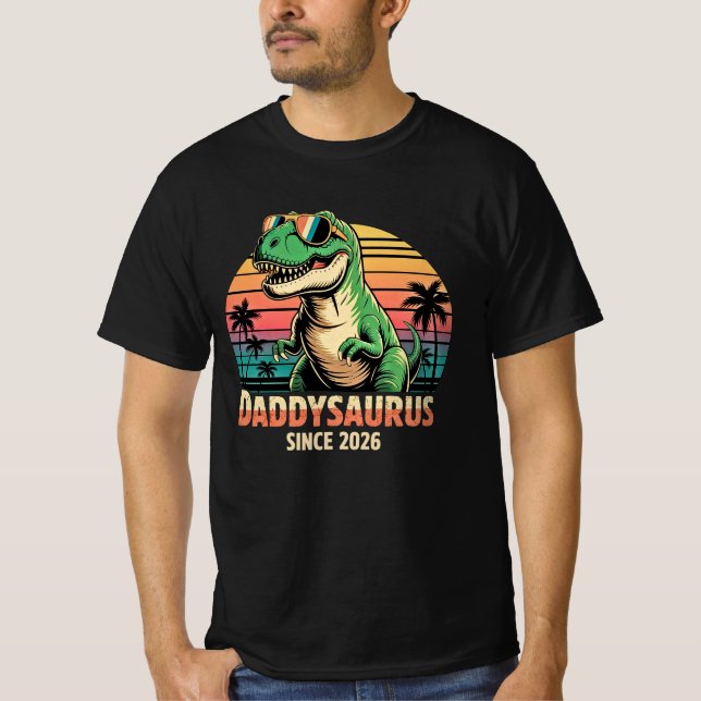 Camiseta Daddysaurus Since 2026 – Funny New Dad Dinosaur Sh (Frente)