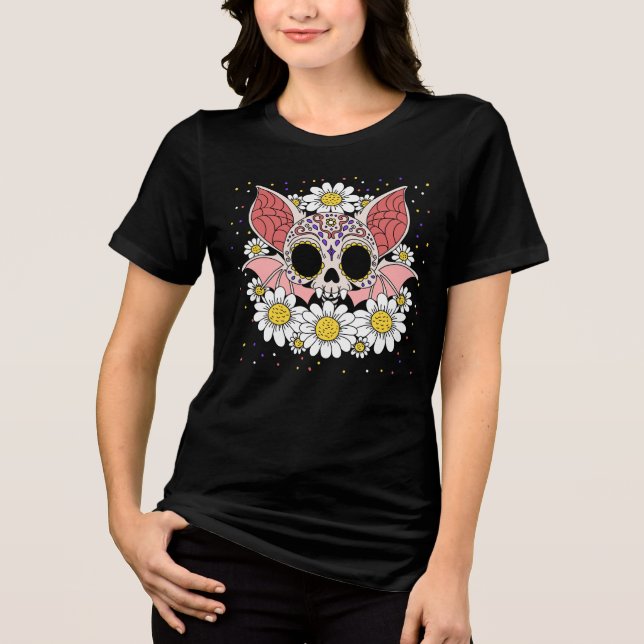 Camiseta Daisies & Bat Skull de abril (Frente)