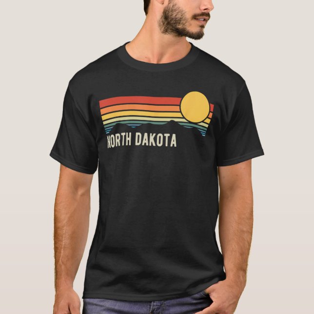 Camiseta Dakota do Norte EUA Retro Sunset Style Design (Frente)