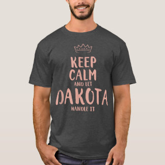 Camiseta Dakota Mantém Calma Nome Personalizado Amigos Funn