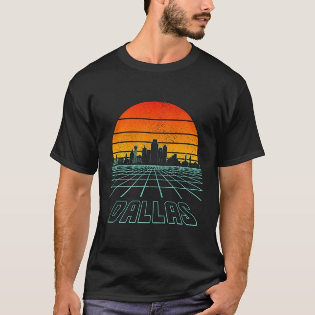 Camiseta Dallas Texas Skyline Pride Grid Vaporwave (Frente)