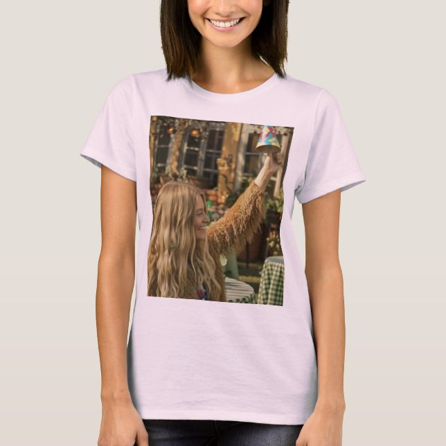 Camiseta Dama Fazendo Compras Na Praça (Frente)