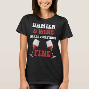 Camiseta DAMIEN E Wine Fazem Tudo Bons Nomes MAL