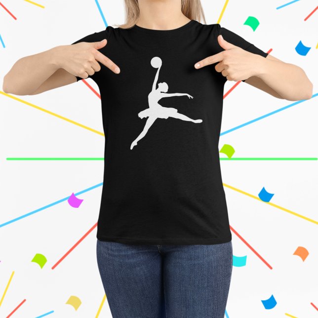 Camiseta Dançarina de ar de Balé engraçada (Elevate your style with our fusion of grace and game in the 'ballerina dunk' tee for women.)