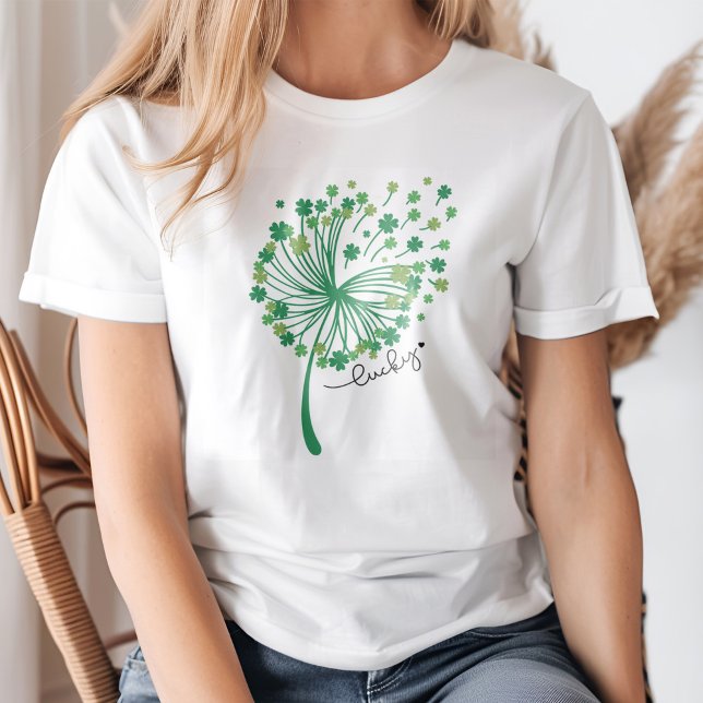 Camiseta Dandelion Verde Lucky com Shamrocks (Young woman wearing a Lucky Green Dandelion with Shamrocks T-Shirt.)