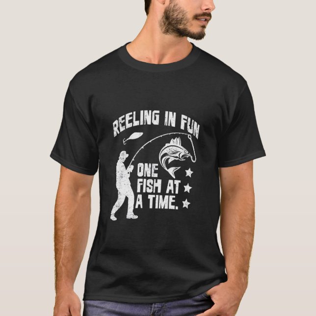 Camiseta Dando laçada na diversão, um peixe de cada vez (Frente)