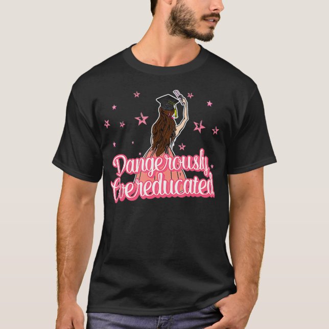 Camiseta Dangerously Overeducated Senior Degree Master Grad (Frente)