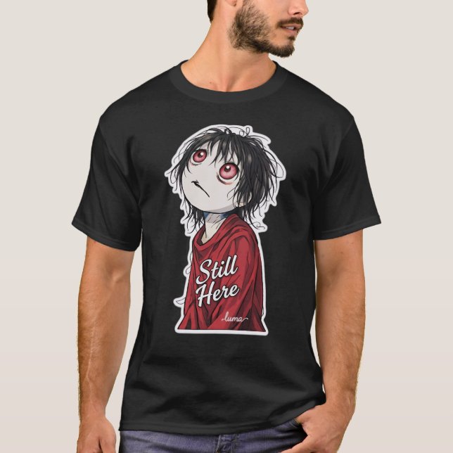 Camiseta Dark Anime  "Still Here" Aesthetic Gothic Illustra (Frente)