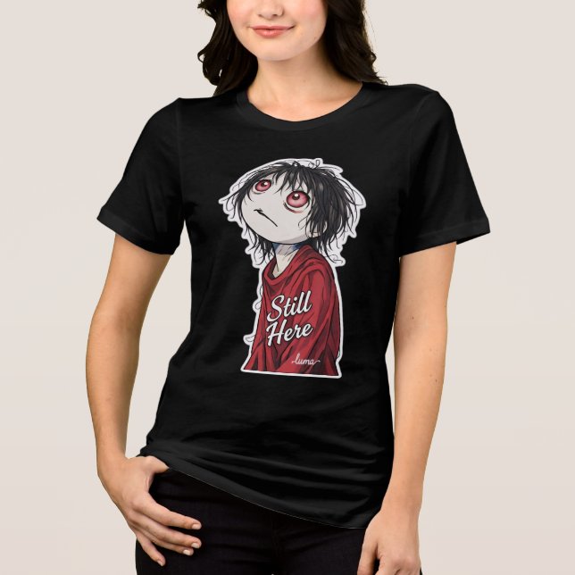 Camiseta Dark Anime  "Still Here" Aesthetic Gothic Illustra (Frente)
