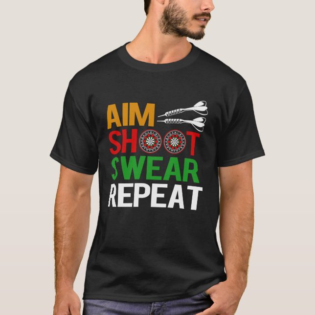 Camiseta Dart Aim Shoot Swear (Frente)
