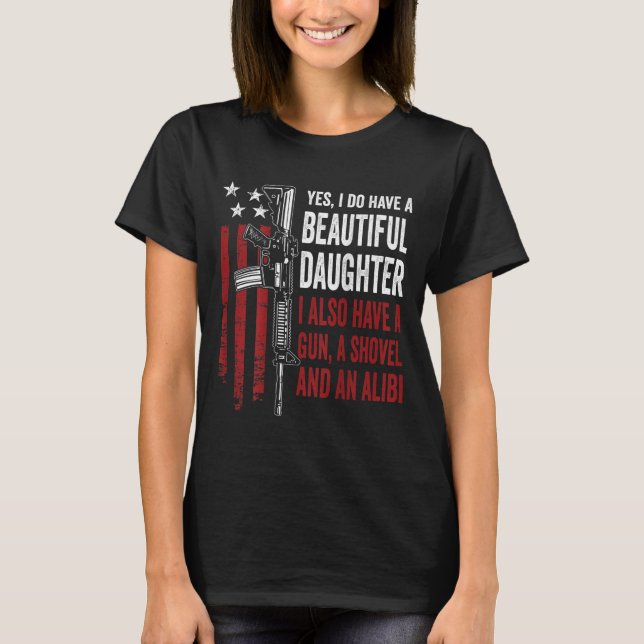 Camiseta Daughter Gun Shovel Alibi - Funny Mom Dad Guns Jok (Frente)