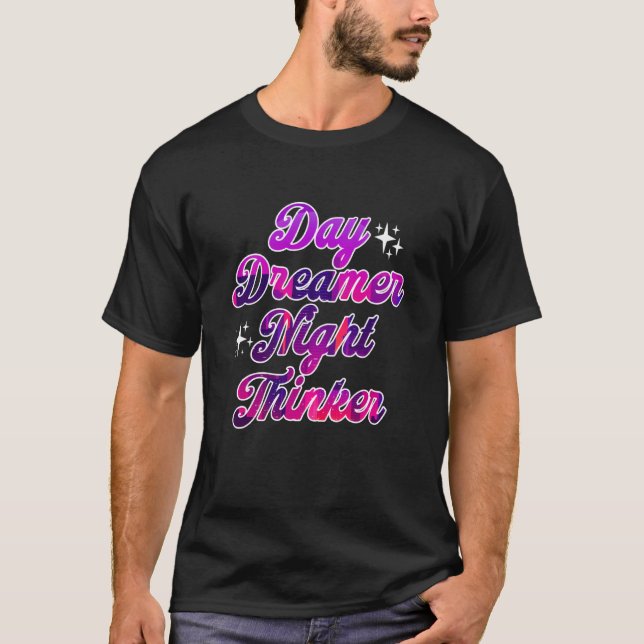 Camiseta Day Dreamer Night Thinker Tired Sleepless Insomnia (Frente)