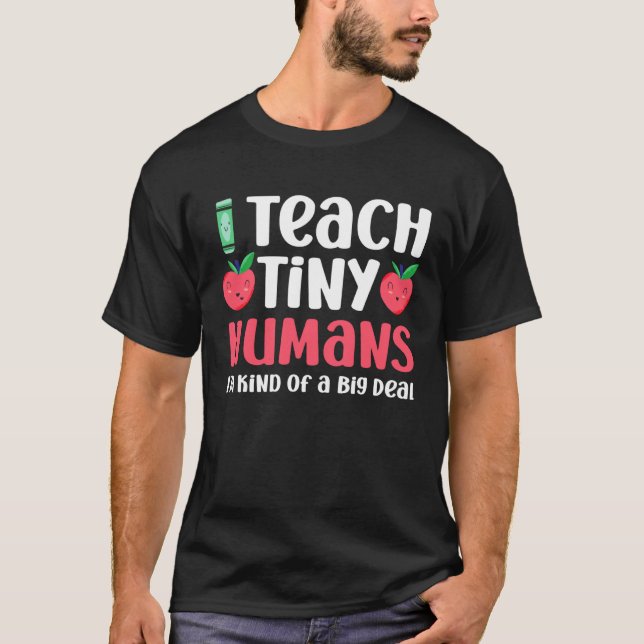 Camiseta Daycare Teacher  Teach Tiny Humans I m Kind Of Big (Frente)