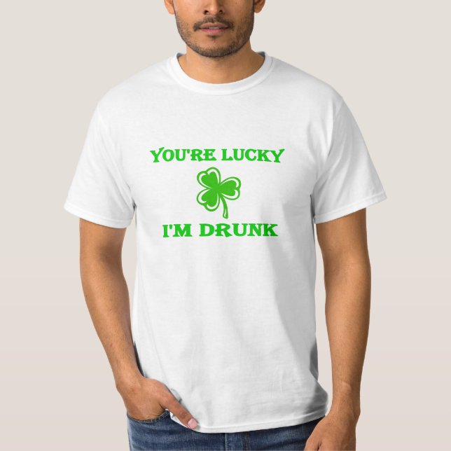 Camiseta DayDrinker você é afortunado mim está bêbedo (Frente)