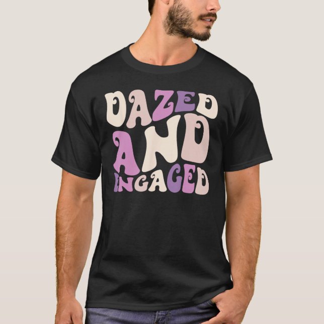 Camiseta Dazed And Engaged Retro Bachelorette Party Bride B (Frente)