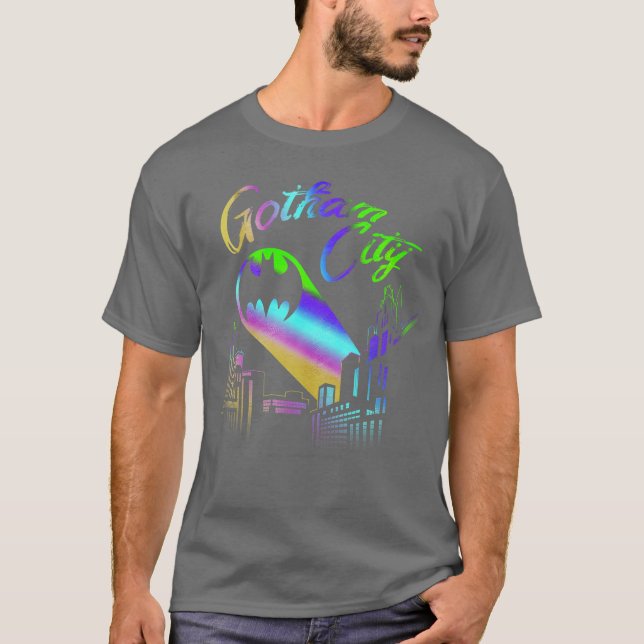 Camiseta DC Comics Orgulho Batman Cidade de Gotham Arco-íri (Frente)
