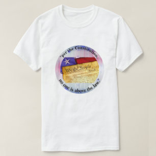 Camiseta "de acordo com a Constituição, ninguém está ac