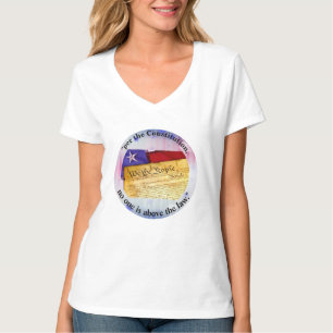 Camiseta "de acordo com a Constituição, ninguém está ac
