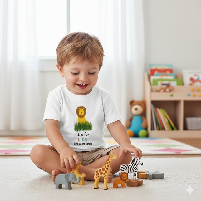 Camiseta de Bebê de Letra L é para Leão em Estilo  (Baby boys' "L is for Lion" t-shirt, perfect for little ones who adore jungle animals. )