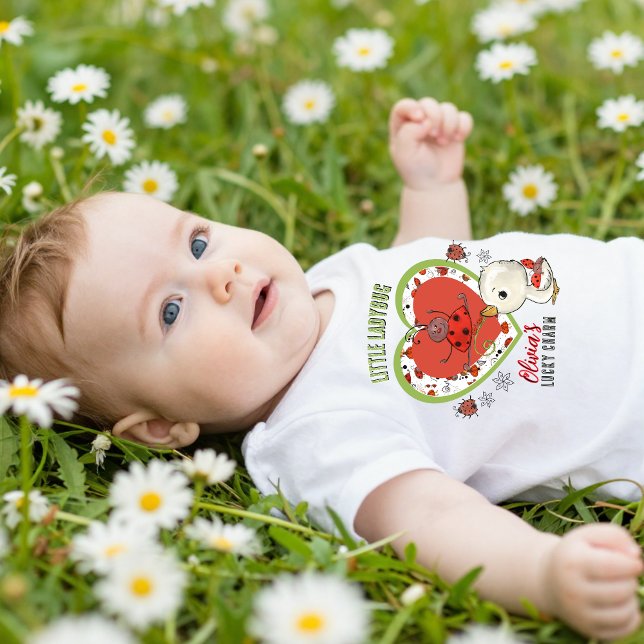 Camiseta de Bebê Personalizada Pequena Senhora Amu (Custom Little Lady Lucky Charm Baby T-Shirt)