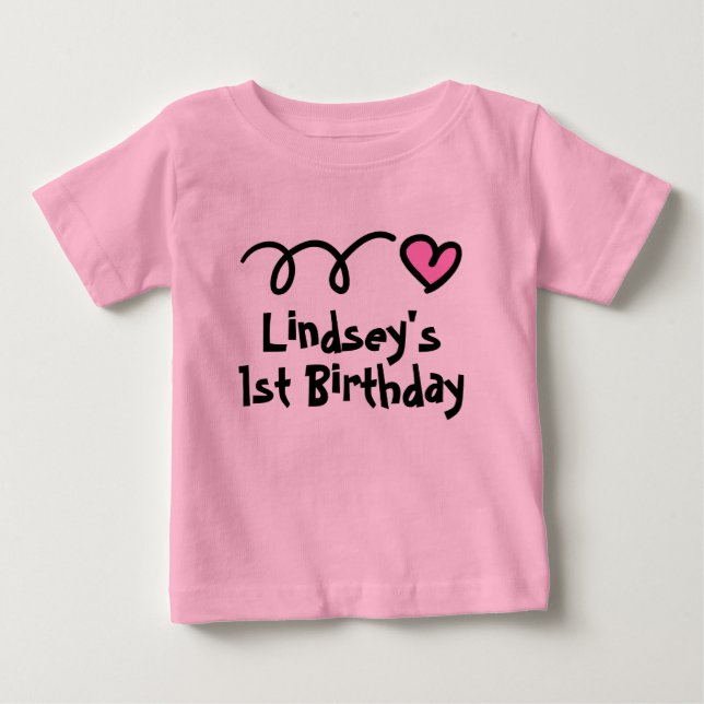 Camiseta de bebê rosa fofo coração 1º aniversário  (Frente)