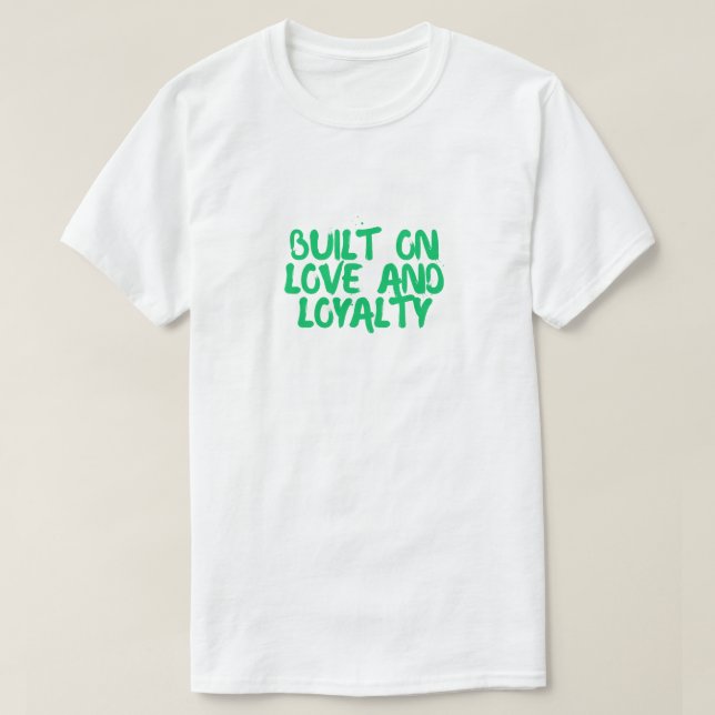 Camiseta de Cachorro Construída no Amor e Lealdade (Frente do Design)