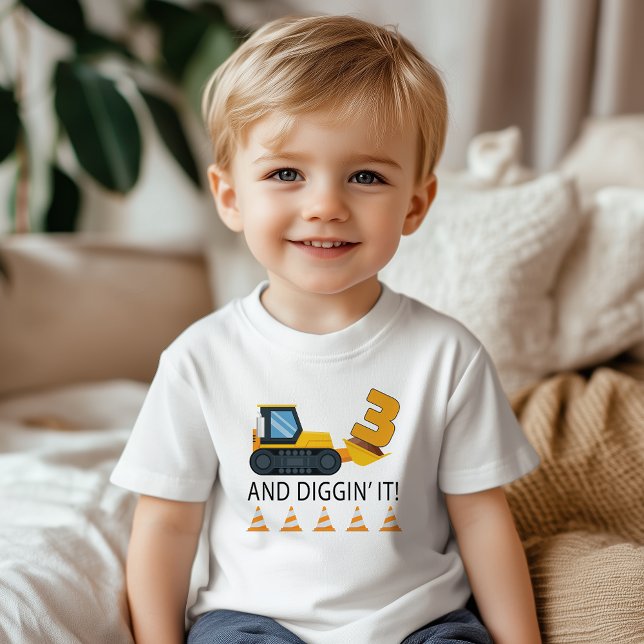 Camiseta de Construção de 3º Aniversário – Caminhã (Three Year Old Construction Birthday Boy Themed Party Tee)