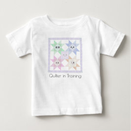 Camiseta de criança pequena em treinamento de colc