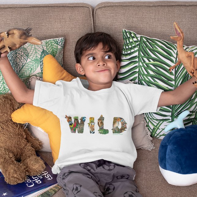 Camiseta de Crianças do Exterior (Branco) (Child wearing t-shirt)