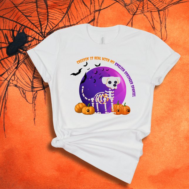 Camiseta de Dia das Bruxas de Springer Spaniel em  (Spooky Halloween t-shirt with a dog skeleton, full moon, pumpkins, bats, and your favorite dog breed)