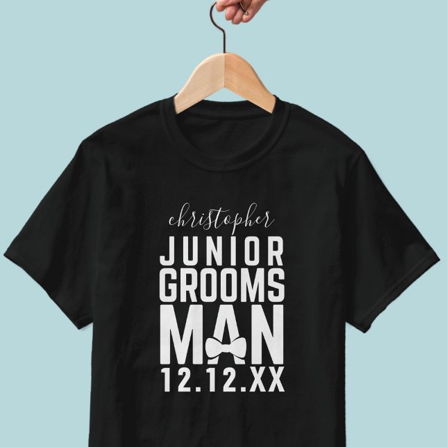 Camiseta de festa de casamento de noivo júnior (Add your Junior Groomsman's name and your wedding date to this black and white bridal party t-shirt)