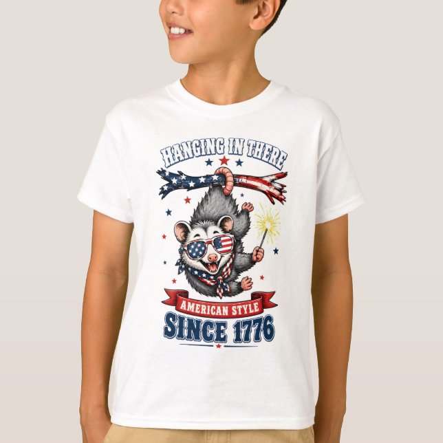 Camiseta de Gambá Pendurado do Dia 4 de Julho (Frente)
