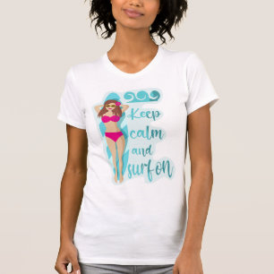 Camiseta de garota morena Mantenha a calma e surfe