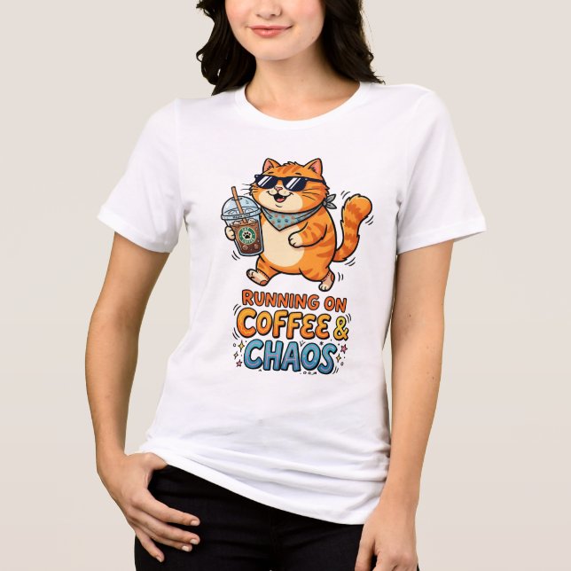 Camiseta de Gato Fofo 'Correndo em Café e Caos' (Frente)