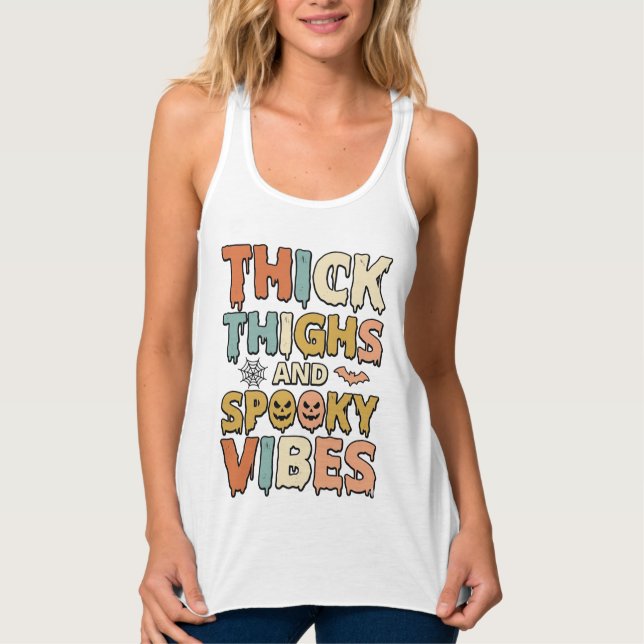 Camiseta de Halloween Thick Thighs e Spooky Vibes_ (Frente)