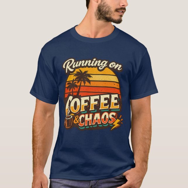Camiseta de Humor Coffee & Chaos para Vida Ocupada (Frente)