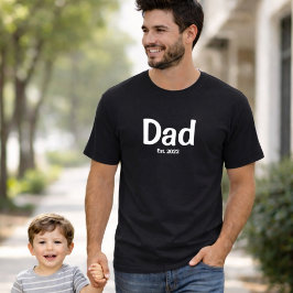 Camiseta de letra branca estabelecida pelo pai