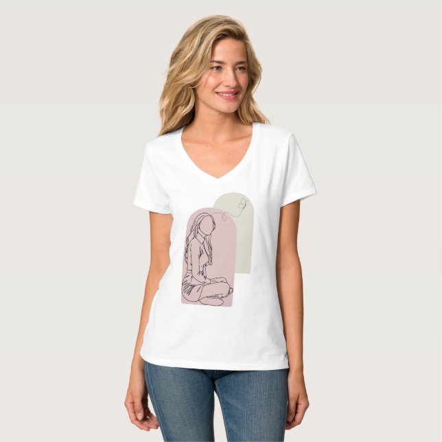 Camiseta de Linha Artística de Mulher Sentada – De (Frente Completa)