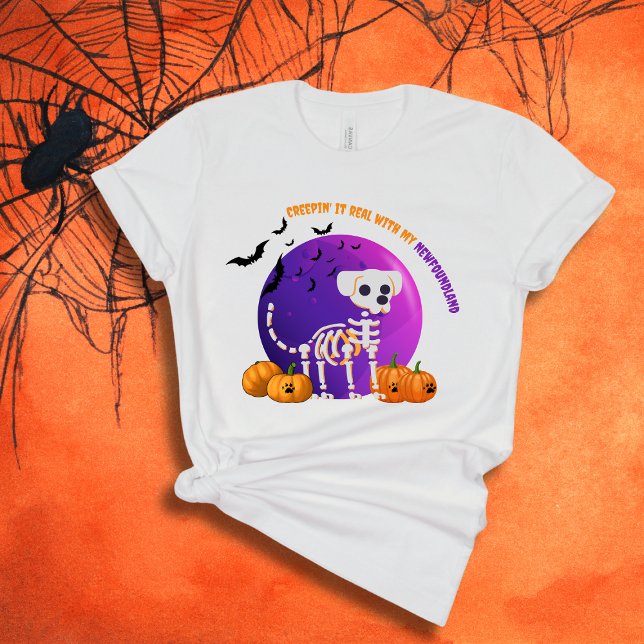 Camiseta de Lua Cheia de Dia das Bruxas em Nova Te (Spooky Halloween t-shirt with a dog skeleton, full moon, pumpkins, bats, and your favorite dog breed)
