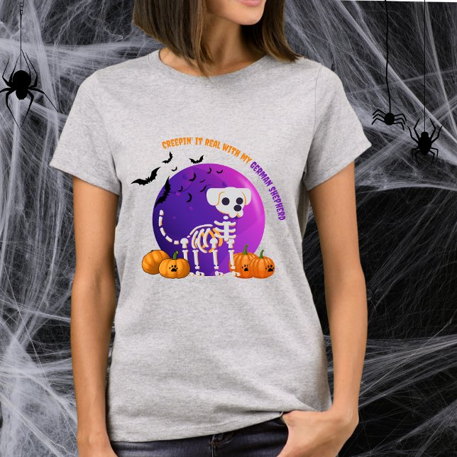 Camiseta de Lua Cheia de Halloween German shepherd (Spooky Halloween t-shirt with a dog skeleton, full moon, pumpkins, bats, and your favorite dog breed)