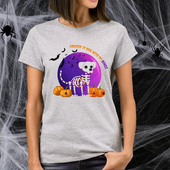 Camiseta de Lua Cheia de Scary Beagle Halloween (Spooky Halloween t-shirt with a dog skeleton, full moon, pumpkins, bats, and your favorite dog breed)