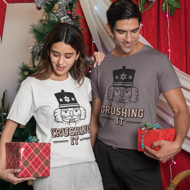 Camiseta de Natal Esmagando o Quebra-Nozes (Crushing It Nutcracker Christmas Shirt – Funny Holiday Gift Tee)