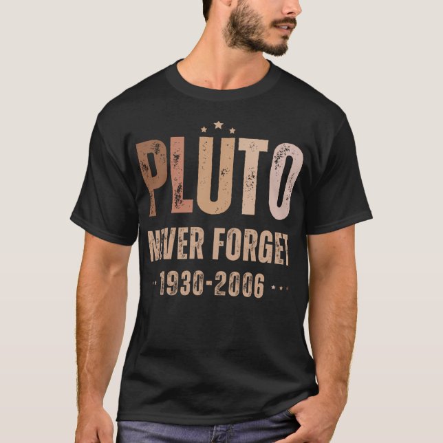 Camiseta De Plutão Nunca Esquece 1930 2006 (Frente)