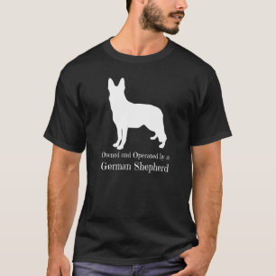 Camiseta De propriedade e operado por um Alsácia Pastor Ale