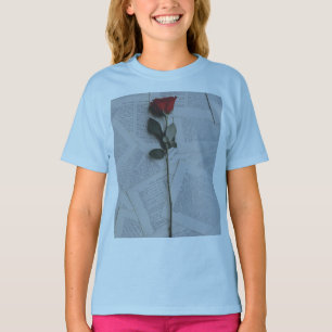 Camiseta de Rosa Vermelha em Livro Aberto Bo Rom