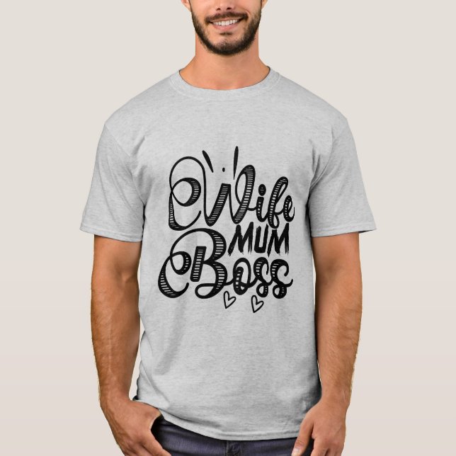 Camiseta de Tipografia Mãe Chefe Esposa Fofo Mater (Frente)