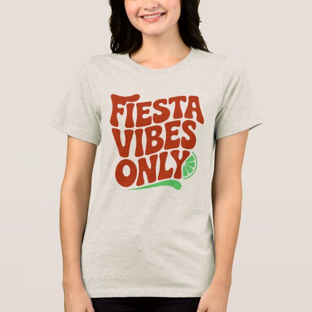 Camiseta de Tipografia Retro 'Fiesta Vibes Only' (Frente)